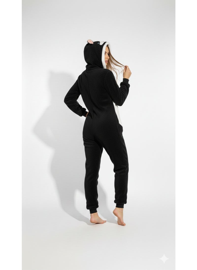 مانيكان - بيجامة قطعة واحدة  نسائية من الفرو الناعم بتصميم قطة مع غطاء رأس، أبيض وأسود. - Image 4